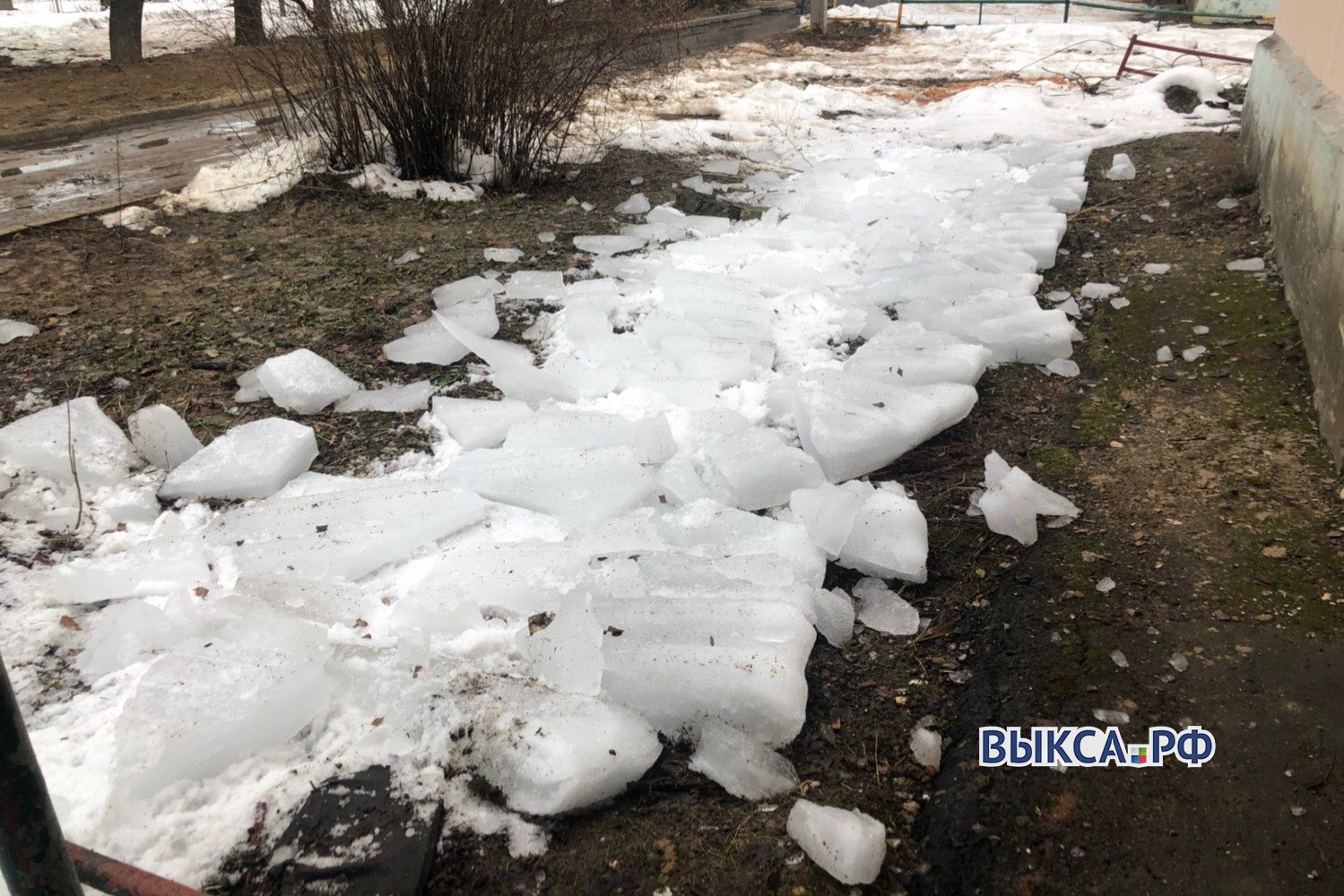 В Гоголя глыба льда упала с крыши и погнула козырёк подъезда